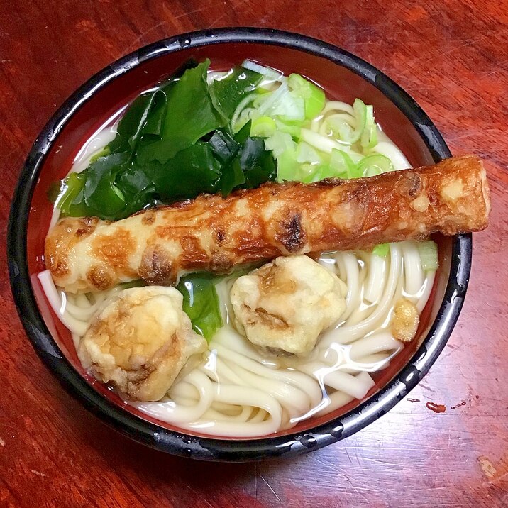 チクワとマッシュルームの天ぷら白出汁わかめうどん。